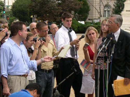 Dana Milbank (far left), award-winning reporter and
The Washington Post's White House correspondent,
directs questions to Public Advocate President Eugene
Delgaudio (far right).

